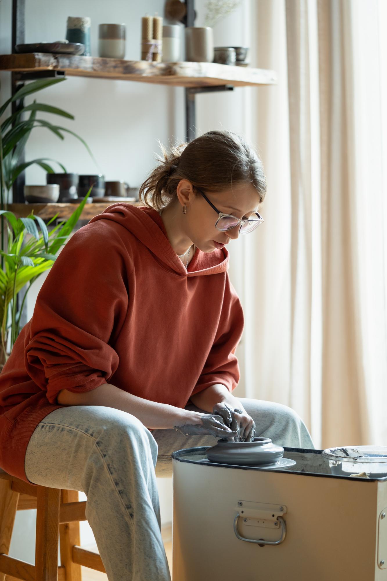 Studente ricama da casa con kit