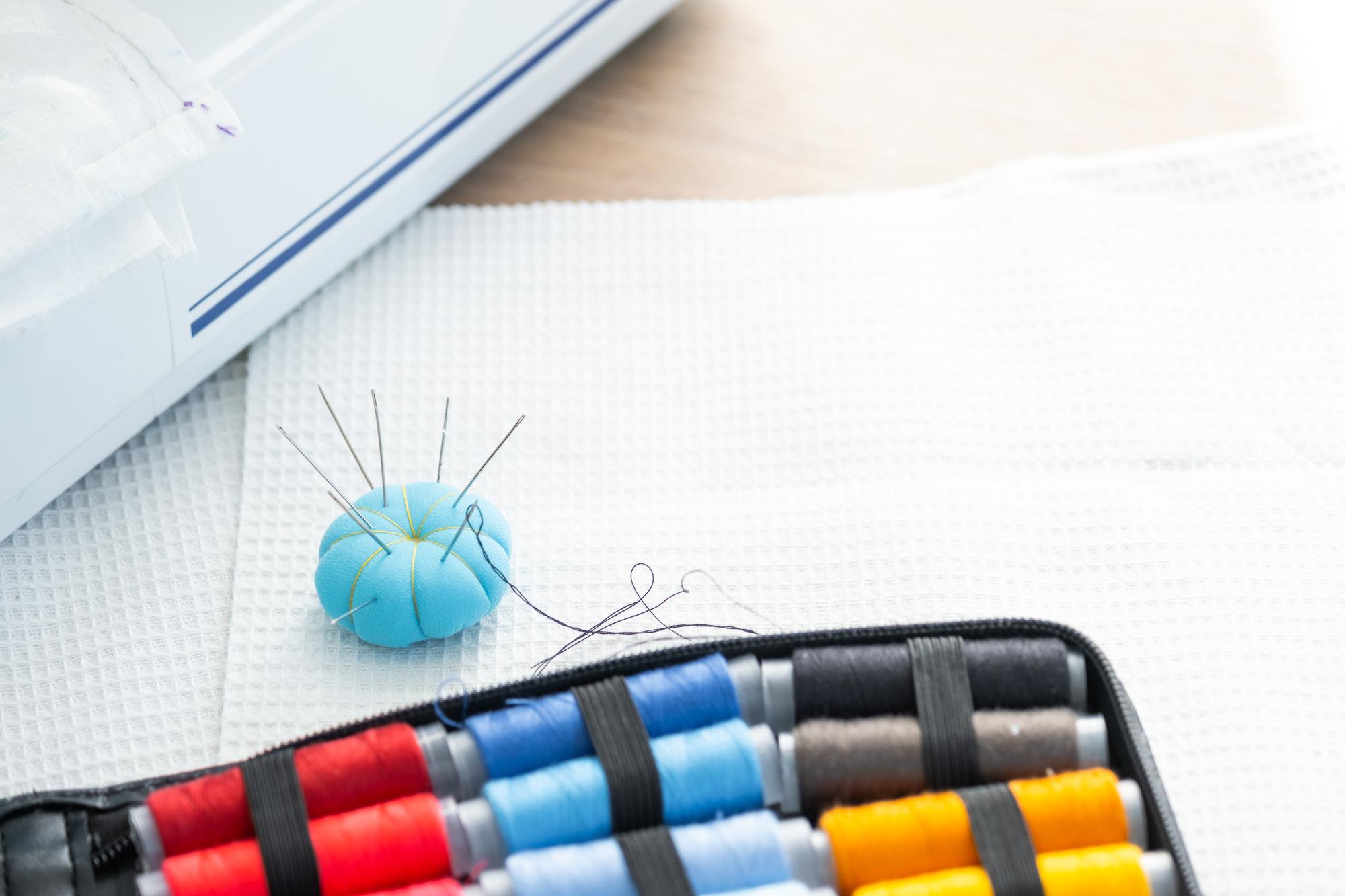 Tavolo da lavoro con kit ricamo e tutorial